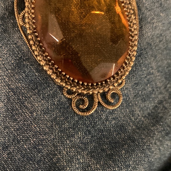 Elegant Gold-Toned Brooch - Picture 2 of 3